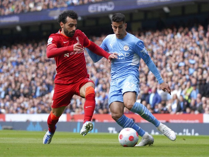 Duel Sengit Man City Vs Liverpool yang Berakhir Imbang Manchester City's Kevin De Bruyne, centre, celebrates after scoring the opening goal of the game during the English Premier League soccer match between Manchester City and Liverpool, in Manchester, England, Sunday, April 10, 2022. (AP Photo/Jon Super)