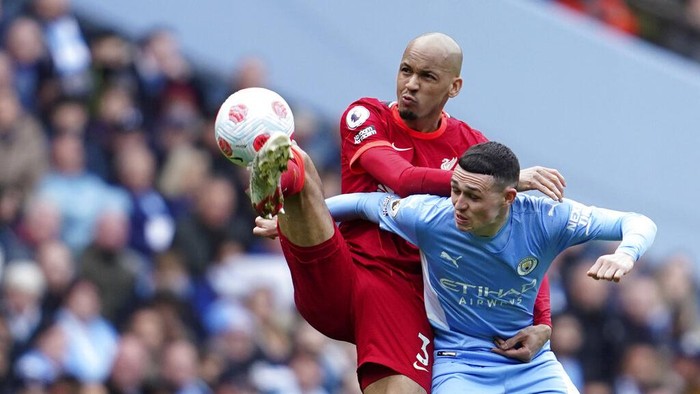 Manchester Citys Kevin De Bruyne, centre, celebrates after scoring the opening goal of the game during the English Premier League soccer match between Manchester City and Liverpool, in Manchester, England, Sunday, April 10, 2022. (AP Photo/Jon Super)