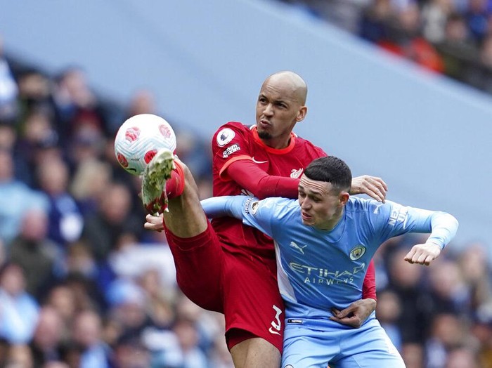 Manchester City's Kevin De Bruyne, centre, celebrates after scoring the opening goal of the game during the English Premier League soccer match between Manchester City and Liverpool, in Manchester, England, Sunday, April 10, 2022. (AP Photo/Jon Super)