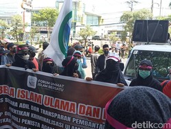 Emak-emak Ikut Demo Kantor Gubernur Sulsel, Bawa Spanduk Aksi Bela Islam