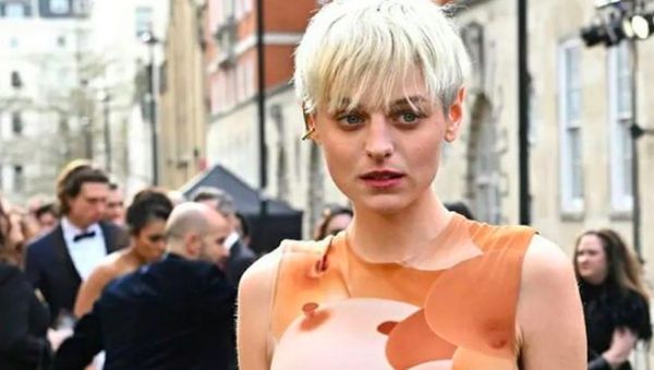 Artis Ini Tampil Nyeleneh di Karpet Merah, Pakai Bra Balon di Luar Dressnya