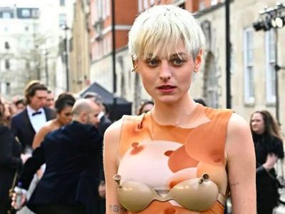 Artis Ini Tampil Nyeleneh di Karpet Merah, Pakai Bra Balon di Luar Dressnya