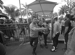Kapolda Metro Jenguk Ade Armando di RS Siloam Kapolda Metro Jenguk Ade Armando di RS Siloam