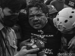 Foto-foto Ade Armando Usai Dipukuli Massa Demo DPR