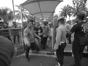 Anggota DPR Minta Polisi Tangkap Provokator Pengeroyokan Ade Armando Anggota DPR Minta Polisi Tangkap Provokator Pengeroyokan Ade Armando