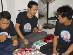 Ganjar Milenial Sulsel Bagikan Takjil ke Para Pengendara di Makassar