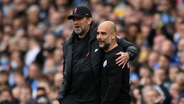 MANCHESTER, ENGLAND - APRIL 10: Pep Guardiola, Manager of Manchester City interacts with Jurgen Klopp, Manager of Liverpool during the Premier League match between Manchester City and Liverpool at Etihad Stadium on April 10, 2022 in Manchester, England. (Photo by Michael Regan/Getty Images)