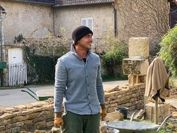 Cerita Hamish Daud Jadi Tukang Bangunan di Prancis, Gali Tanah-Angkat Batu