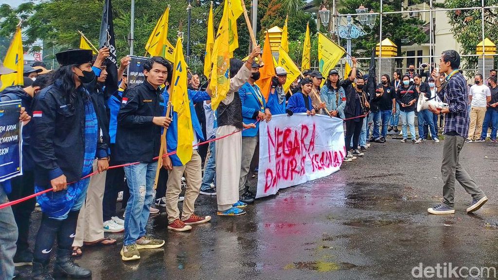 Hujan Tak Surutkan Demo Tolak Kenaikan BBM di Bandung Hujan Tak Surutkan Demo Tolak Kenaikan BBM di Bandung