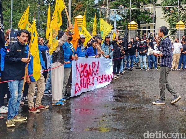 Hujan Tak Surutkan Demo Tolak Kenaikan BBM di Bandung