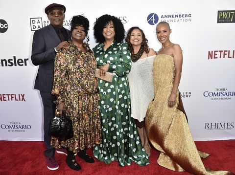 Jada Pinkett Smith di Grand Opening Rhimes Performing Arts Center Samuel L. Jackson, from left, LaTanya Richardson Jackson, Shonda Rhimes, Debbie Allen and Jada Pinkett-Smith arrive at the grand opening of the Shonda Rhimes Performing Arts Center on Saturday, April 9, 2022, in Los Angeles. (Photo by Richard Shotwell/Invision/AP)