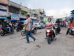 Lapor Ketua! Jalan Depan Pasar Sukaramai Medan Penuh Lubang