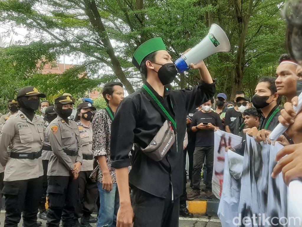 Massa Aksi Tiba di Kantor DPRD Riau, Akses Internet Putus