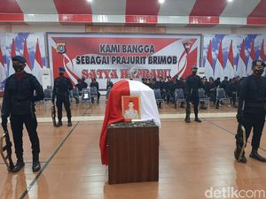 Tangis Kesedihan Kapolsek Termuda di Riau Usai Kekasih Gugur di Aksi 11 April Tangis Kesedihan Kapolsek Termuda di Riau Usai Kekasih Gugur di Aksi 11 April