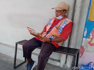 Perkenalkan, Juru Parkir Klaten yang Tampak Baca Al-Quran di Sela Bekerja