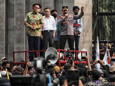 Momen Kapolri dan Pimpinan DPR Temui Pendemo 11 April