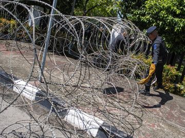 Antisipasi Demo Mahasiswa, Kawat Berduri Hiasi Jalanan Palembang