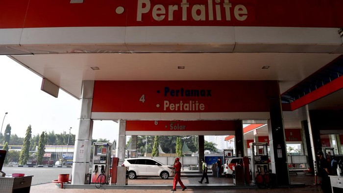 Sejumlah kendaraan antre mengisi materi bakar minyak (BBM) di SPBU Tol Sidoarjo 54.612.48, Sidoarjo, Jawa Timur, Senin (11/4/2022). Pemerintah menetapkan Pertalite selaku  jenis BBM khusus penugasan yang dijual dengan harga Rp7.650 per liter dan Biosolar Rp5.510 per liter, sementara jenis Pertamax harganya diadaptasi untuk mempertahankan daya beli penduduk  yaitu menjadi Rp 12.500 per liter dimana Pertamina masih menanggung selisih Rp3.500 dari harga keekonomiannya sebesar Rp16.000 per liter di tengah peningkatan harga minyak dunia. ANTARA FOTO/Zabur Karuru/rwa.