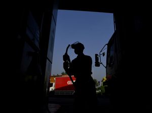 Harga Minyak Naik Turun, Kenapa BBM Segitu-gitu Aja? Harga Minyak Naik Turun, Kenapa BBM Segitu-gitu Aja?