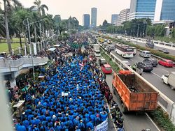 Massa Mahasiswa Demo 11 April Teriak Yel-yel Jokowi Gagal