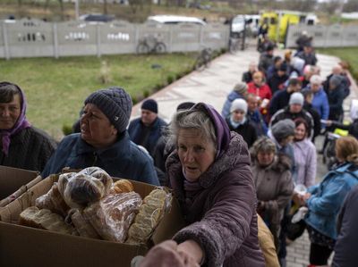 Kotanya Diserang Rusia, Warga Borodyanka Ukraina Antre Makanan