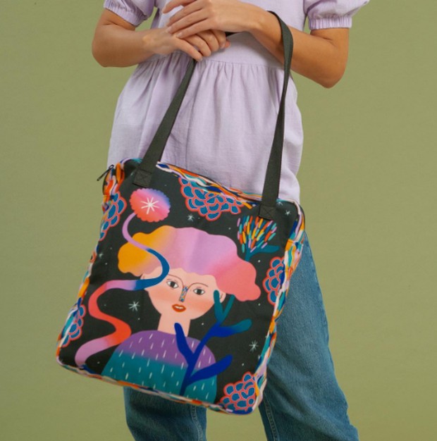 Tote bag bergambar karakter perempuan bernama Ally untuk membawa laptop 14 inchi