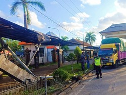 Tabrak Jalur Pejalan Kaki, Supir Truk Bayar Ganti Rugi