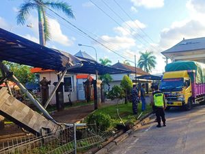 Truk Seruduk Jalur Pejalan Kaki di Pelabuhan Gilimanuk Truk Seruduk Jalur Pejalan Kaki di Pelabuhan Gilimanuk