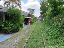 Viral Kereta Api Melintas Mepet Permukiman, Panik Gak Tuh?