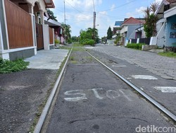 Viral Kereta Api Lewat Mepet Permukiman di Jogja, Kok Bisa?