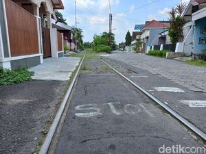 Viral Kereta Api Lewat Mepet Permukiman di Jogja, Kok Bisa? Viral Kereta Api Lewat Mepet Permukiman di Jogja, Kok Bisa?