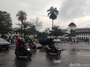 Aksi Demo 11 April di Bandung Usai, Polisi: Aman dan Tertib Aksi Demo 11 April di Bandung Usai, Polisi: Aman dan Tertib