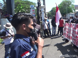 Tolak Penundaan Pemilu. Mahasiswa Lumajang Adu Mulut dengan Pimpinan DPRD