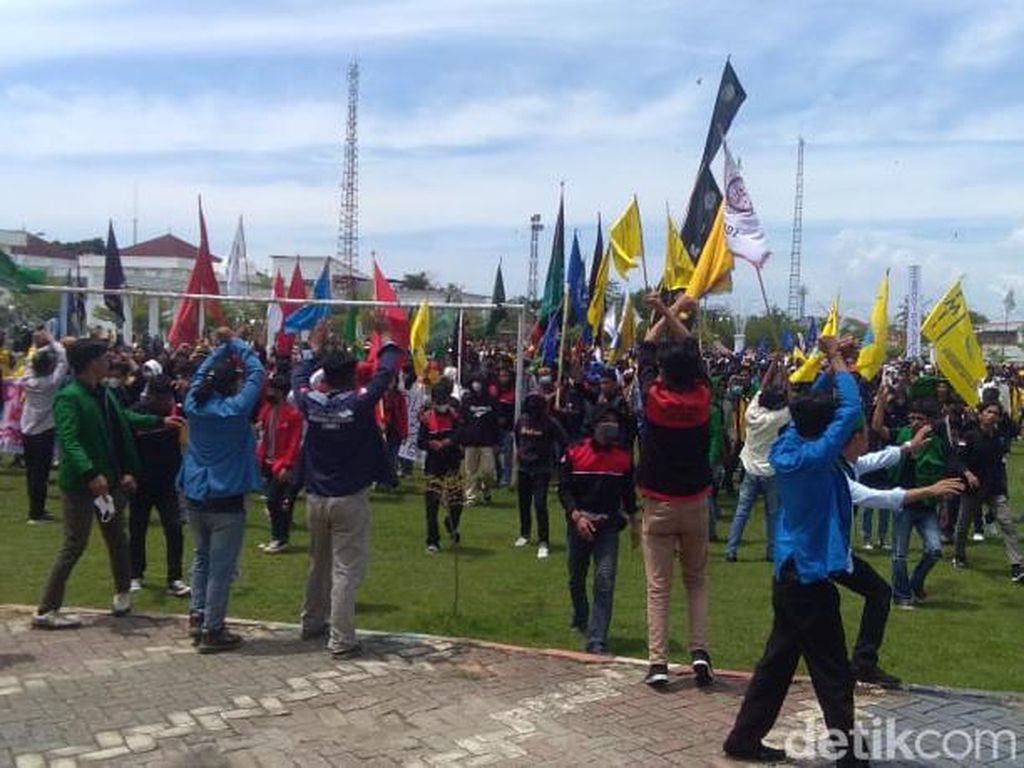 Demo Mahasiswa Palopo Ricuh Meski DPRD Janji Teruskan Tuntutan ke Pusat