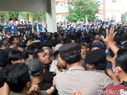Ricuh! Massa Aksi 11 April Tasikmalaya Paksa Masuk Kantor Dewan