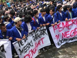 Bawa Spanduk 30 Meter, Mahasiswa Sukabumi Kritisi Migor-BBM Bawa Spanduk 30 Meter, Mahasiswa Sukabumi Kritisi Migor-BBM