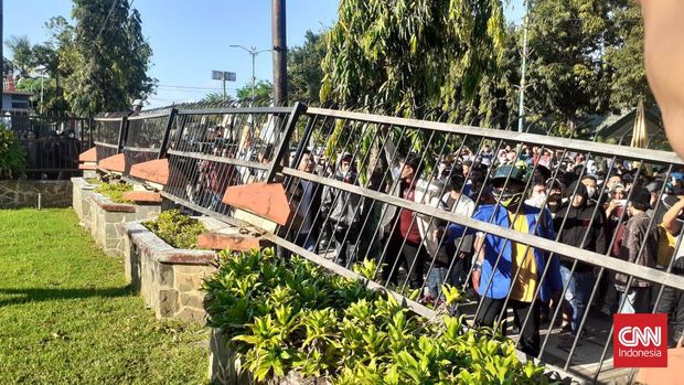 Mahasiswa merobohkan pagar kantor DPRD Sumenep, Jawa Timur saat demonstrasi, Senin (11/4)