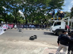 Demo 11 April, Mahasiswa di Makassar Sandera Truk-Tutup Jalan
