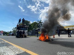 Mahasiswa di Makassar Sandera Truk-Tutup Jalan Alauddin, Lalin Dialihkan