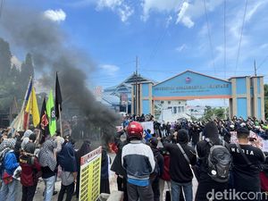 Demo 11 April, Mahasiswa Umpar Parepare Tutup Jalan Poros ke Sidrap