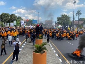 Mahasiswa UNM Gelar Demo Depan Kampus-Tutup Full Jalan AP Pettarani Makassar
