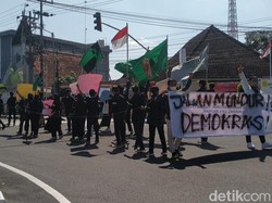 Demo Tolak 3 Periode-Harga BBM, Mahasiswa di Blitar Jalan Mundur