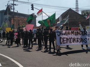 Demo Tolak 3 Periode-Harga BBM, Mahasiswa di Blitar Jalan Mundur Demo Tolak 3 Periode-Harga BBM, Mahasiswa di Blitar Jalan Mundur