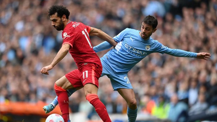 MANCHESTER, ENGLAND - APRIL 10: Mohamed Salah of Liverpool is challenged by Bernardo Silva of Manchester City during the Premier League match between Manchester City and Liverpool at Etihad Stadium on April 10, 2022 in Manchester, England. (Photo by Michael Regan/Getty Images)