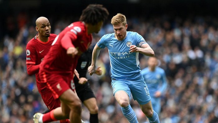 MANCHESTER, ENGLAND - APRIL 10: Kevin De Bruyne of Manchester City runs with the ball during the Premier League match between Manchester City and Liverpool at Etihad Stadium on April 10, 2022 in Manchester, England. (Photo by Shaun Botterill/Getty Images)