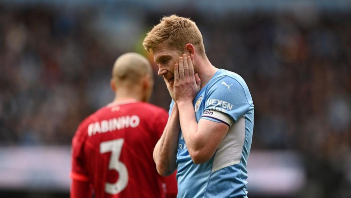 MANCHESTER, ENGLAND - APRIL 10: Kevin De Bruyne of Manchester City reacts during the Premier League match between Manchester City and Liverpool at Etihad Stadium on April 10, 2022 in Manchester, England. (Photo by Shaun Botterill/Getty Images)