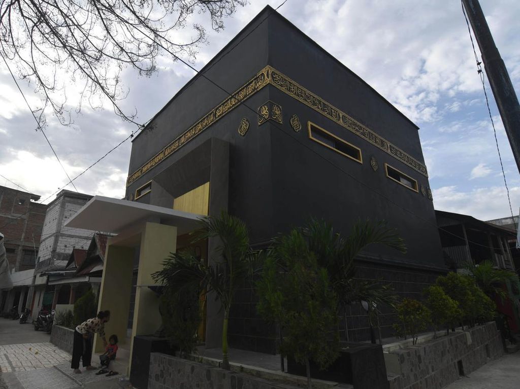 Menengok Masjid Unik Berbentuk Kabah di Palu