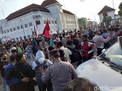 Demo 11 April di Nol Kilometer Jogja Memanas, Massa-Polisi Saling Dorong