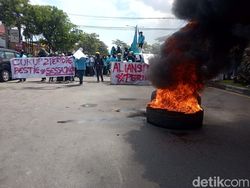 Demo di Depan Unhas, Mahasiswa di Makassar Tutup Jalan Perintis Kemerdekaan