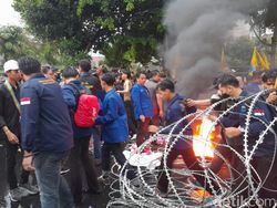 Paksa Demo Dekat Istana Bogor, Massa Bakar Ban-Terobos Kawat Berduri